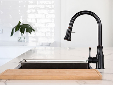 What should I pay attention to when choosing kitchen faucets?